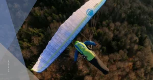 Flugsicherheit im Traditionsfluggebiet Gaisberg: Paragleiter bei einem fetten Wingover über dem Gaisberg