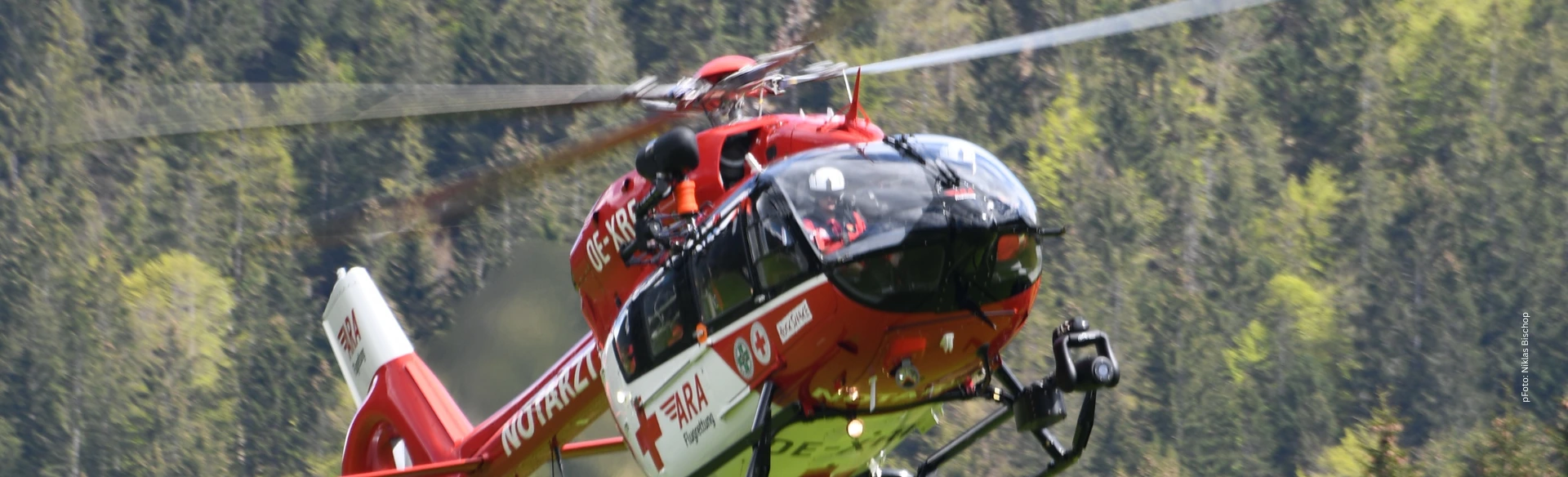 Fly For Fun Flugsicherheit: Rettungshubschrauber bei der raschen Landung in bewaldeten Gelände