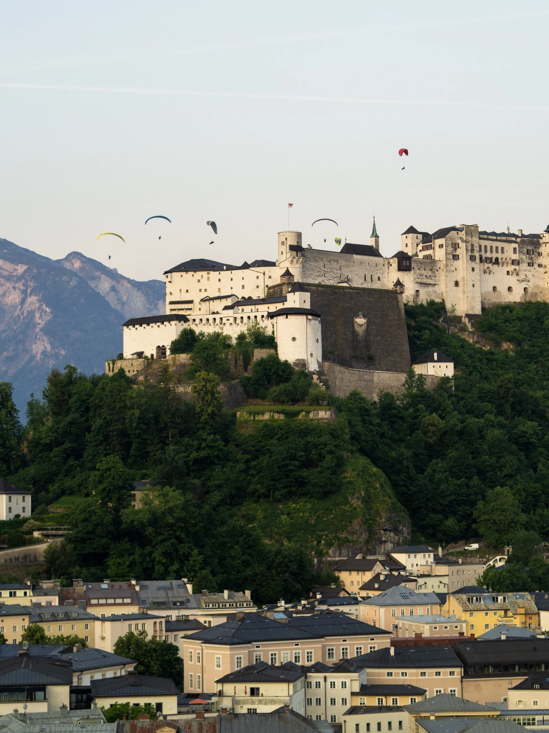 Event: Festungsflug 2023 - Paragleiter über der Festungs Hohensalzburg