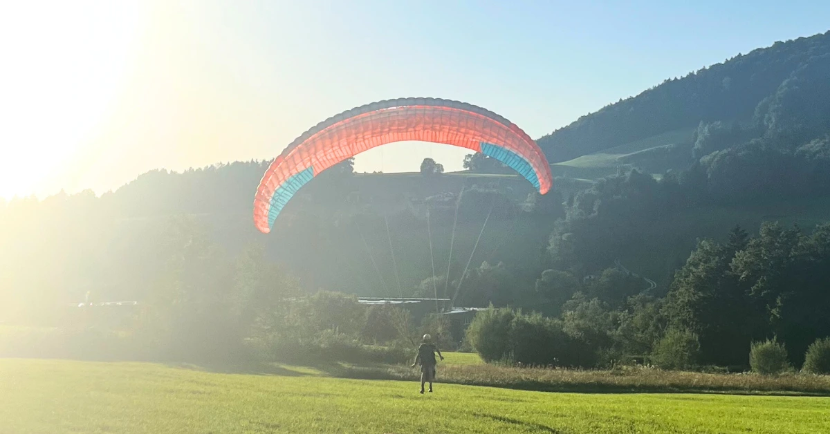 FlyForFun Event: Start-Lande-Training 2023 - Paragleiter landet auf der Landewiese in Guggenthal